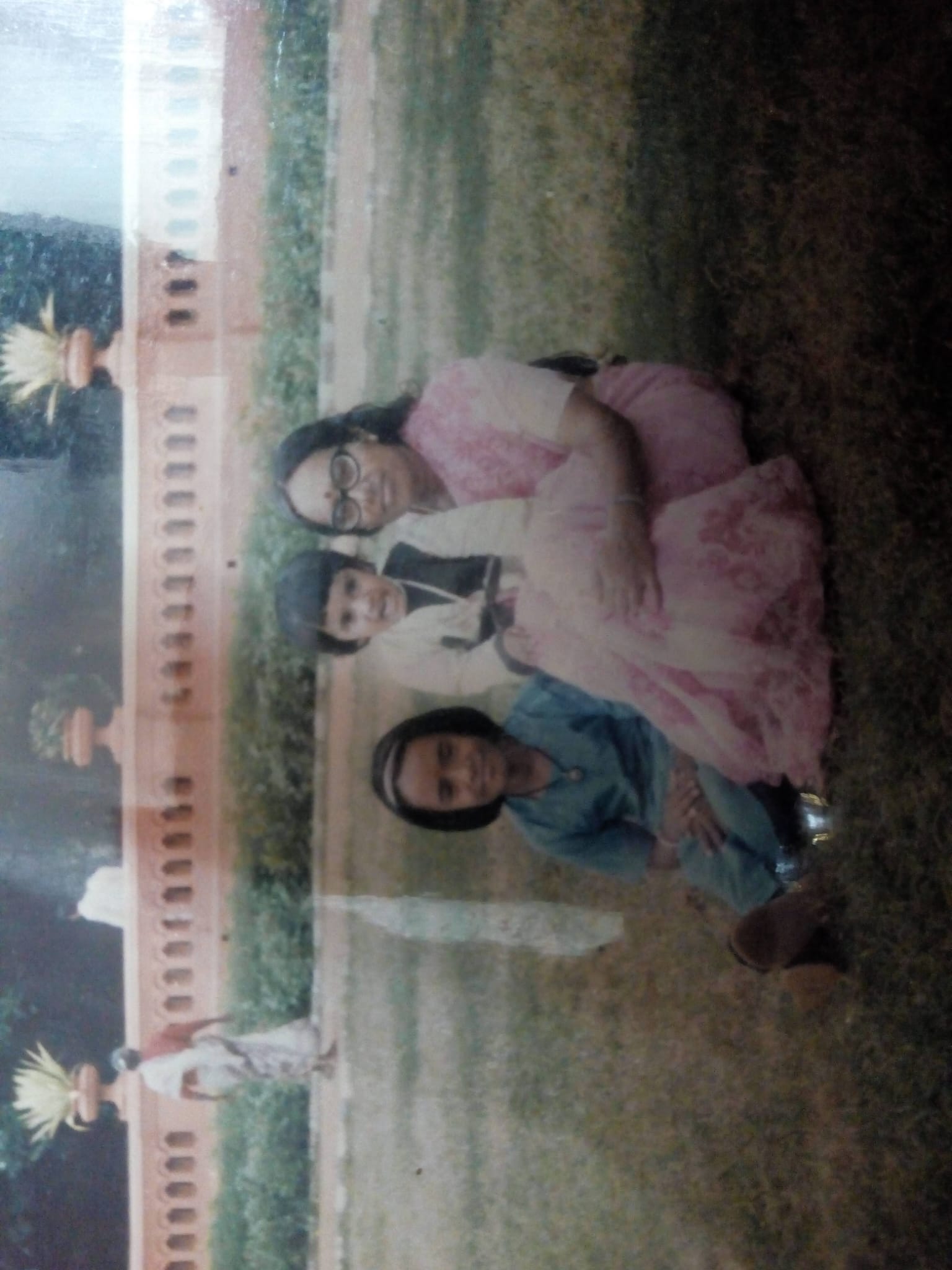 Mit Mutter und älterer Schwester.